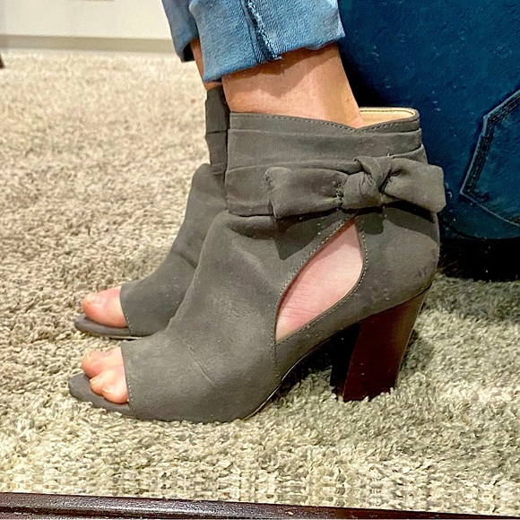 9 West heeled zip booties with bow - Picture 3 of 9
